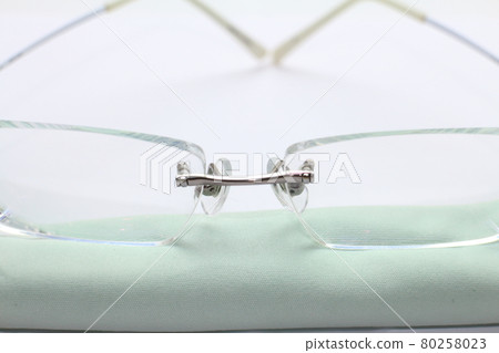 Eyeglasses and eyeglass wipes Eyeglasses and eyeglass wipes 80258023