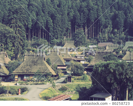 以舊電影照片風格拍攝的京都美山茅吹之裡的風景 80258723