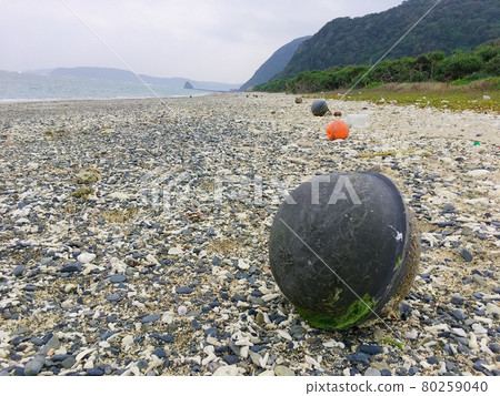 [Marine debris] Many buoys that have washed ashore 80259040