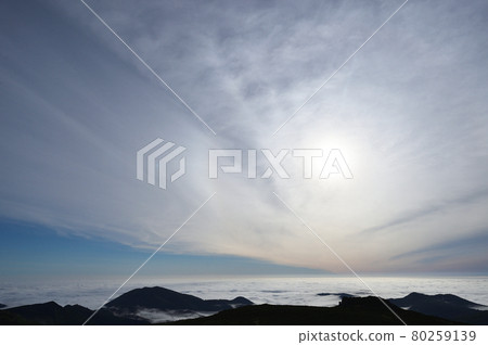 太陽照耀吞山的雲海(北海道) 太陽照耀吞山的雲海(北海道) 80259139
