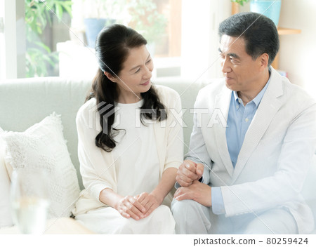 中年夫婦交談 中年夫婦交談 80259424