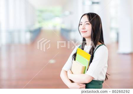 女大學生在校園裡 女大學生在校園裡 80260292