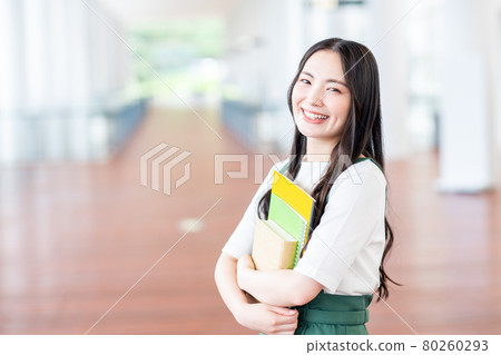 女大學生在校園裡 80260293