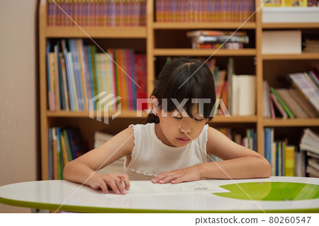 小學女生暑假在家做作業 小學女生暑假在家做作業 80260547