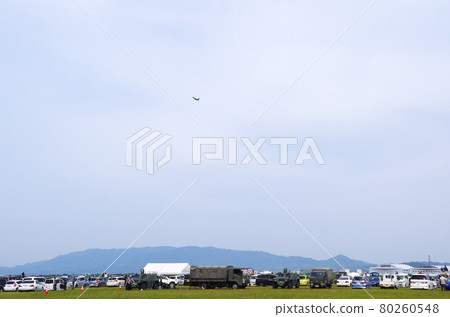 F-2 戰鬥機和觀眾在航空節上觀看基地 80260548