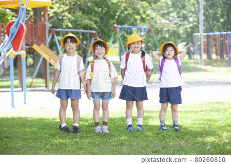 Children carrying school bags 80260810