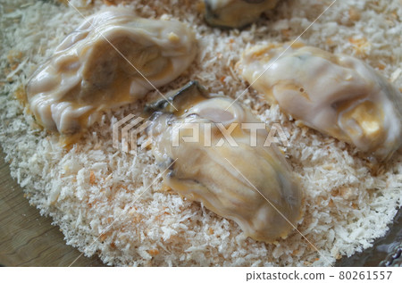 Sprinkle the oysters with breadcrumbs 80261557