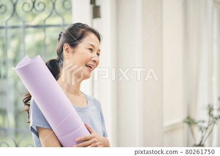 一個在家做瑜伽的女人 80261750