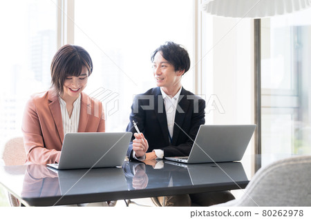 Young male and female employees discussing in the conference room Shooting cooperation "+ SHIFT NOGIZAKA" Young male and female employees discussing in the conference room Shooting cooperation "+ SHIFT NOGIZAKA" 80262978