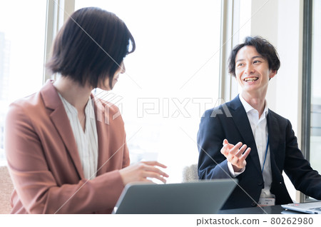 年輕男女員工在會議室討論拍攝合作“+SHIFT NOGIZAKA” 年輕男女員工在會議室討論拍攝合作“+SHIFT NOGIZAKA” 80262980