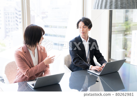 年輕男女員工在會議室討論拍攝合作“+SHIFT NOGIZAKA” 年輕男女員工在會議室討論拍攝合作“+SHIFT NOGIZAKA” 80262981