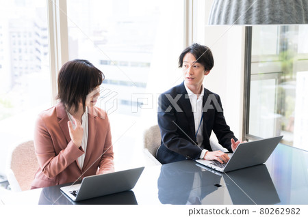年輕男女員工在會議室討論拍攝合作“+SHIFT NOGIZAKA” 年輕男女員工在會議室討論拍攝合作“+SHIFT NOGIZAKA” 80262982