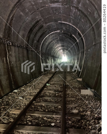 一條隧道 80264419