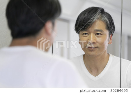 照鏡子的中間人 照鏡子的中間人 80264695