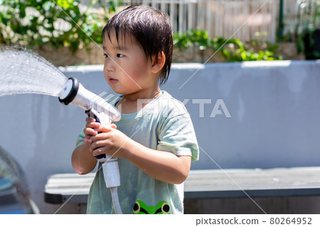 Infant's water play 80264952