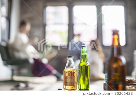 Young people having a home party 80265428