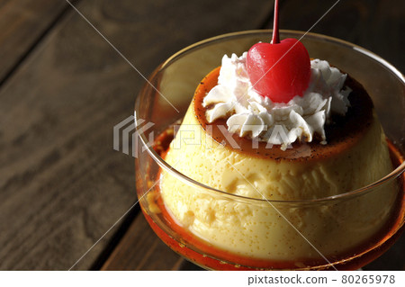 香草豆沙司布丁配鮮奶油和櫻桃 香草豆沙司布丁配鮮奶油和櫻桃 80265978