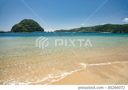 Inazumi Island, an uninhabited island in Susami Bay [Susami Town, Nishimuro District, Wakayama Prefecture] 80266072