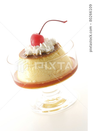 Photographed custard pudding with vanilla beans with whipped cream and cherries on a white background 80266109
