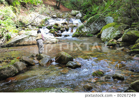 在益富溫泉上游的本谷川釣誘餌 80267249