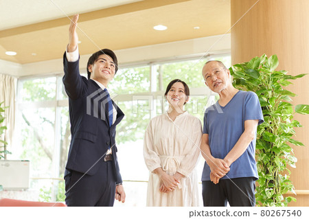 參觀護理設施的父母和孩子 參觀護理設施的父母和孩子 80267540