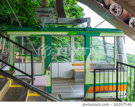 Waiting empty ropeway (Yahikoyama Ropeway Top Station, Yahiko Village, Niigata Prefecture) Waiting empty ropeway (Yahikoyama Ropeway Top Station, Yahiko Village, Niigata Prefecture) 80267546