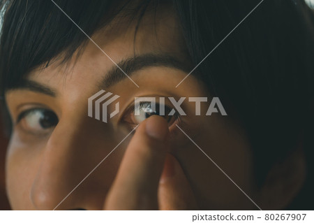 Men wearing contact lenses 80267907