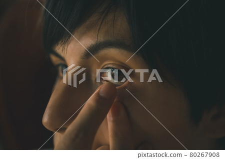 戴隱形眼鏡的男人 80267908