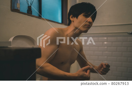 裸體男人坐在馬桶上 80267913