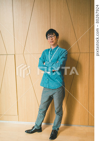 男子按下按鈕 80267924