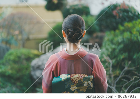 Kimono women in their 20s 80267932