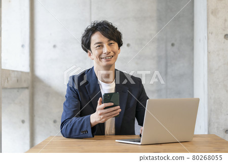 休閒商務形象:30 歲出頭的男性肖像 休閒商務形象:30 歲出頭的男性肖像 80268055