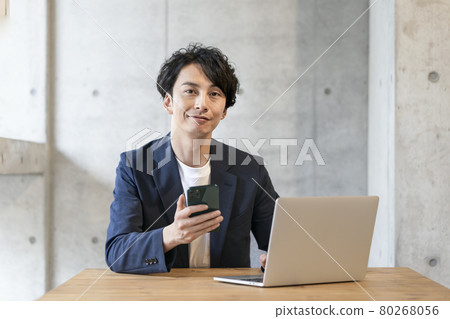 休閒商務形象：30 歲出頭的男性肖像 80268056