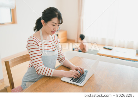 Elementary school mom and laptop 80268293