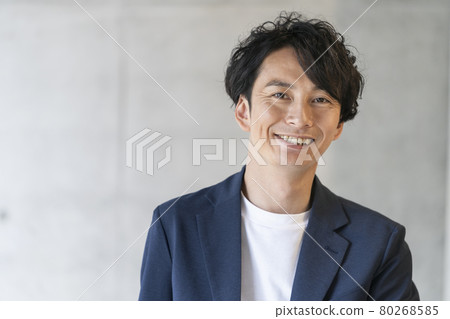 一個 30 歲出頭的微笑男人的肖像 一個 30 歲出頭的微笑男人的肖像 80268585