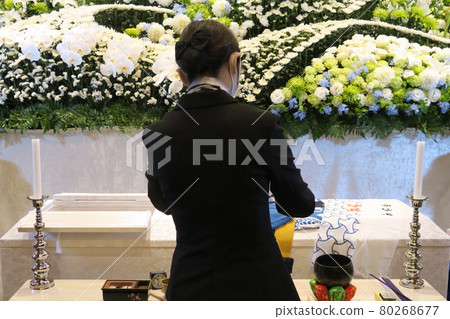 儀式女士為開幕式做準備 80268677