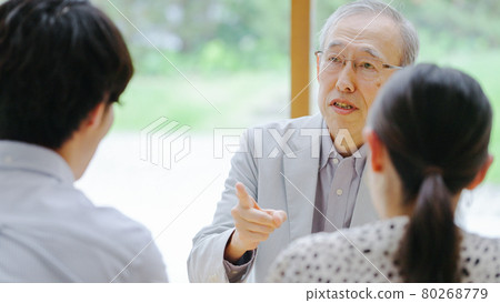 老人和年輕男女交談 老人和年輕男女交談 80268779