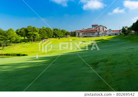 Early morning golf course and clubhouse 80269542
