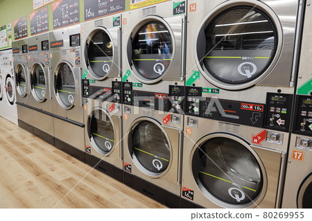 A large laundromat where you can even dry your futon 80269955