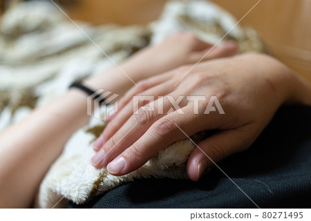 Women's hands 80271495