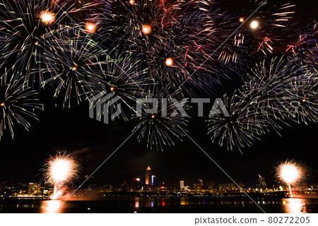 佈滿燦爛煙火的夜空 80272205