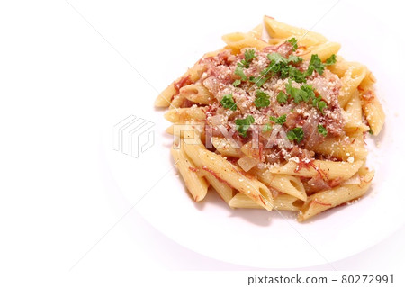 咸牛肉和洋蔥意大利面通心粉短意大利面明亮的背景 80272991