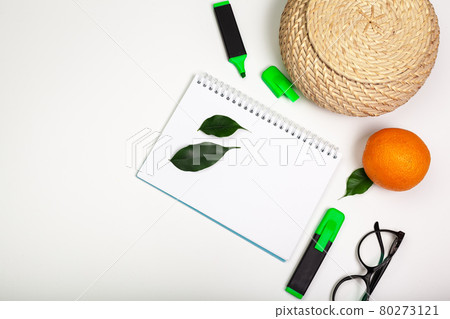 highlighters and blank notepad paper sheet flat lay on a desk highlighters and blank notepad paper sheet flat lay on a desk 80273121