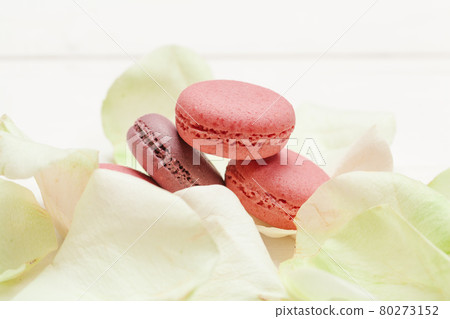 shaped macaroons for valentine's day or mother's day 80273152