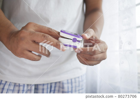 senior young women hand using pulse oximeter senior young women hand using pulse oximeter 80273706