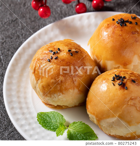 Mid-Autumn Festival Moon Cake Egg Yolk Pastry Mid-Autumn Festival Moon cake げっぺい 80275243