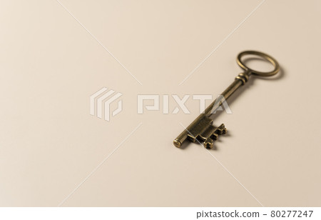 在米色背景上鍵入的舊黃銅 在米色背景上鍵入的舊黃銅 80277247