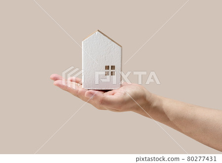 拿著一個簡單的房子模型的男性手 80277431