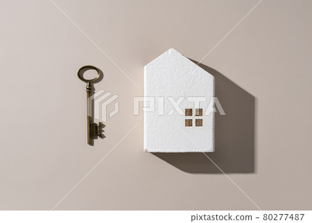 簡單的房屋模型和鑰匙 80277487