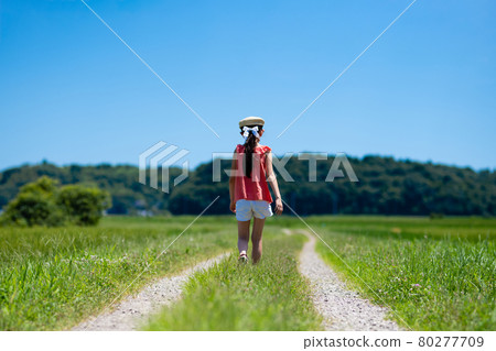 走在人行道上的女孩 80277709